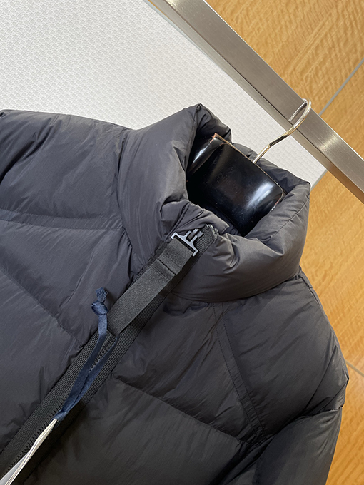 モンクレールスーパーコピー フェルトトリムのキルティングダウンジャケット