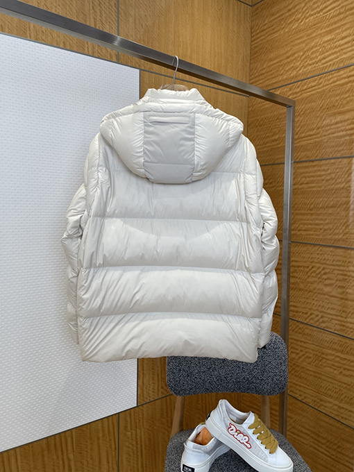 プラダ クラシックなトライアングルロゴの取り外し可能な袖のパッチワークダウンジャケット