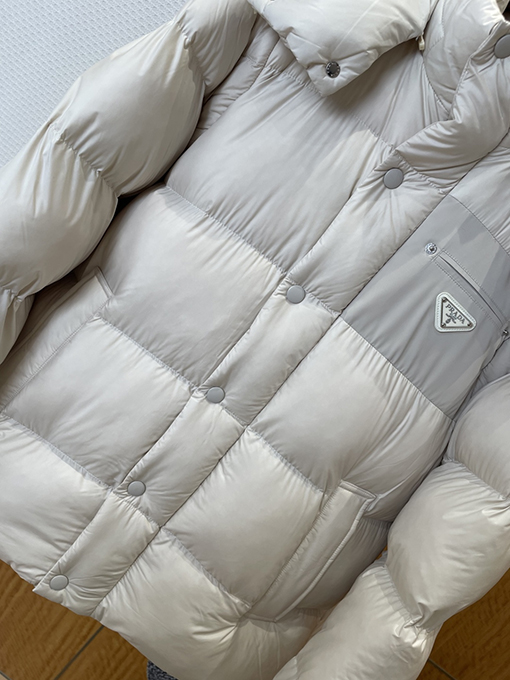 プラダ クラシックなトライアングルロゴの取り外し可能な袖のパッチワークダウンジャケット