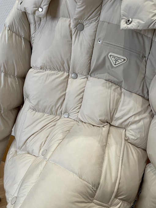 プラダ クラシックなトライアングルロゴの取り外し可能な袖のパッチワークダウンジャケット