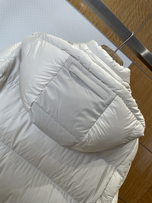 プラダ クラシックなトライアングルロゴの取り外し可能な袖のパッチワークダウンジャケット