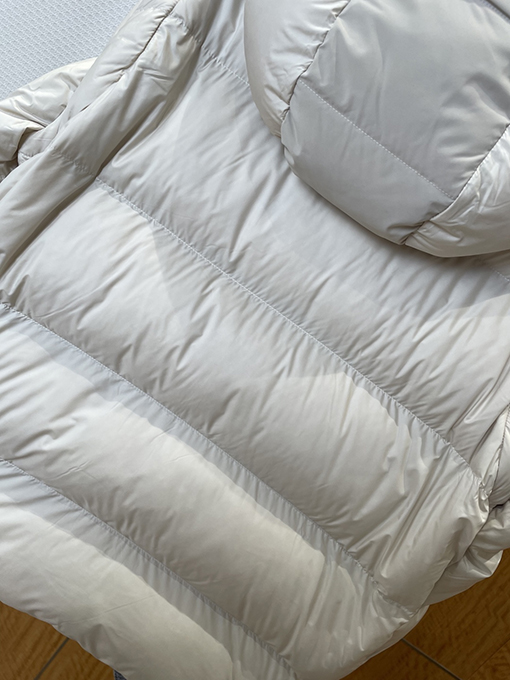 プラダ クラシックなトライアングルロゴの取り外し可能な袖のパッチワークダウンジャケット