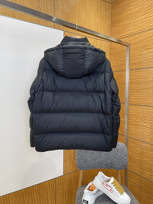 プラダ クラシックなトライアングルロゴの取り外し可能な袖のパッチワークダウンジャケット