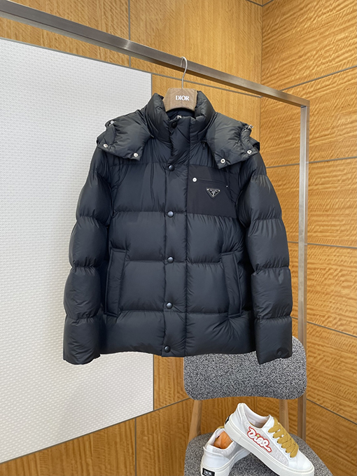 プラダ クラシックなトライアングルロゴの取り外し可能な袖のパッチワークダウンジャケット