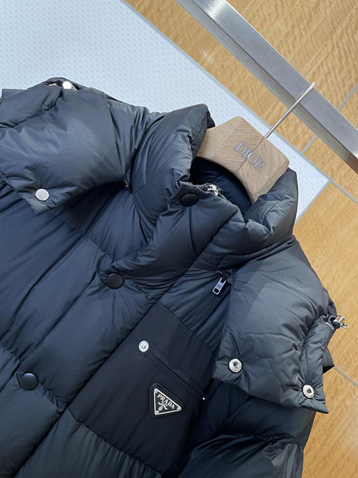 プラダ クラシックなトライアングルロゴの取り外し可能な袖のパッチワークダウンジャケット