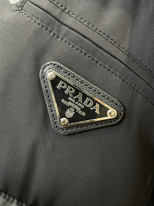 プラダ クラシックなトライアングルロゴの取り外し可能な袖のパッチワークダウンジャケット