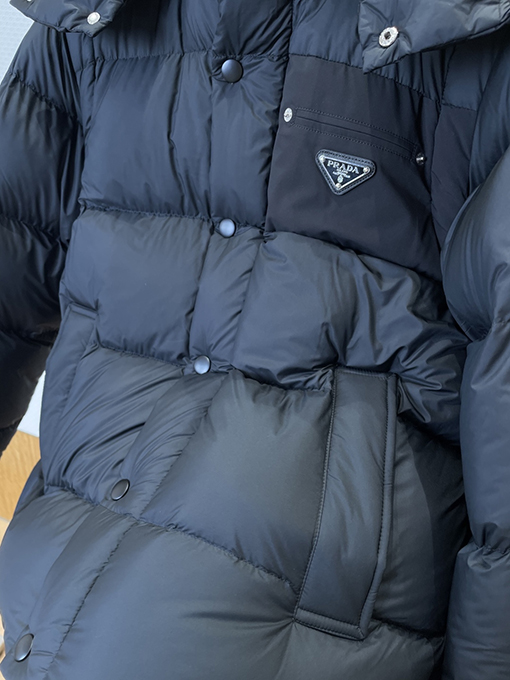プラダ クラシックなトライアングルロゴの取り外し可能な袖のパッチワークダウンジャケット