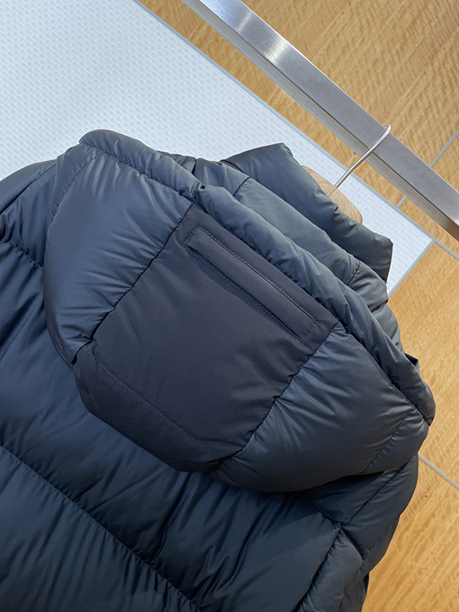 プラダ クラシックなトライアングルロゴの取り外し可能な袖のパッチワークダウンジャケット