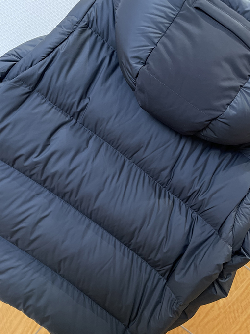 プラダ クラシックなトライアングルロゴの取り外し可能な袖のパッチワークダウンジャケット