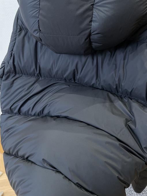 プラダ クラシックなトライアングルロゴの取り外し可能な袖のパッチワークダウンジャケット