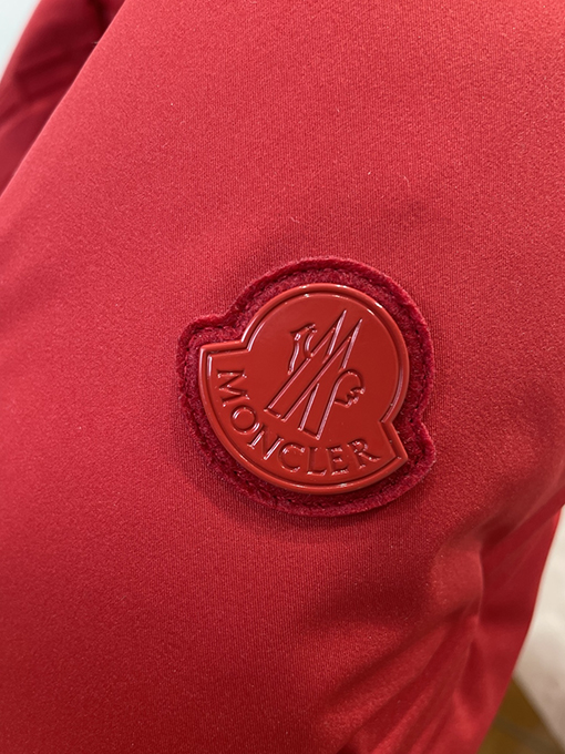 モンクレール レザースリーブパッチエンボススタンドカラーダウンジャケット