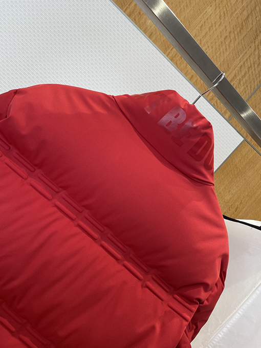 モンクレール レザースリーブパッチエンボススタンドカラーダウンジャケット