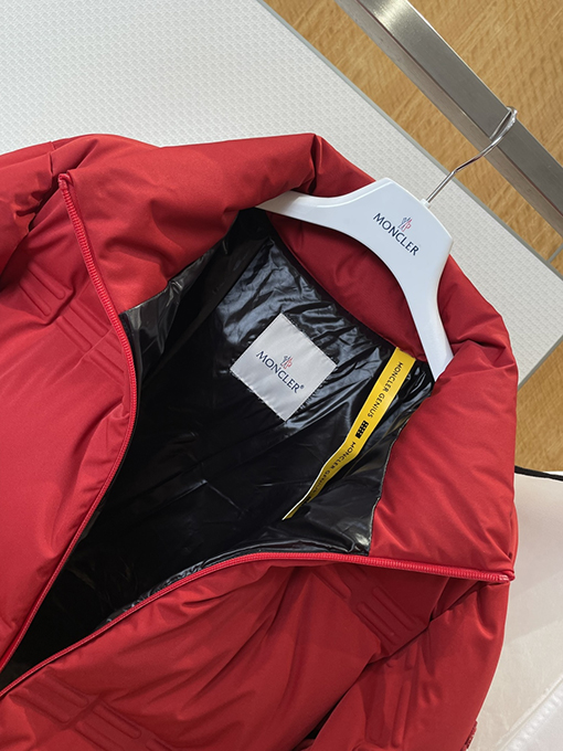モンクレール レザースリーブパッチエンボススタンドカラーダウンジャケット