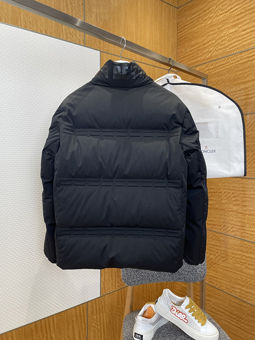 モンクレール レザースリーブパッチエンボススタンドカラーダウンジャケット