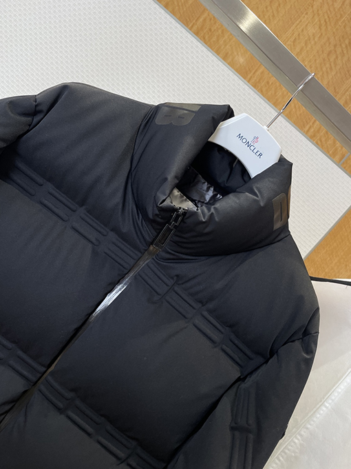 モンクレール レザースリーブパッチエンボススタンドカラーダウンジャケット
