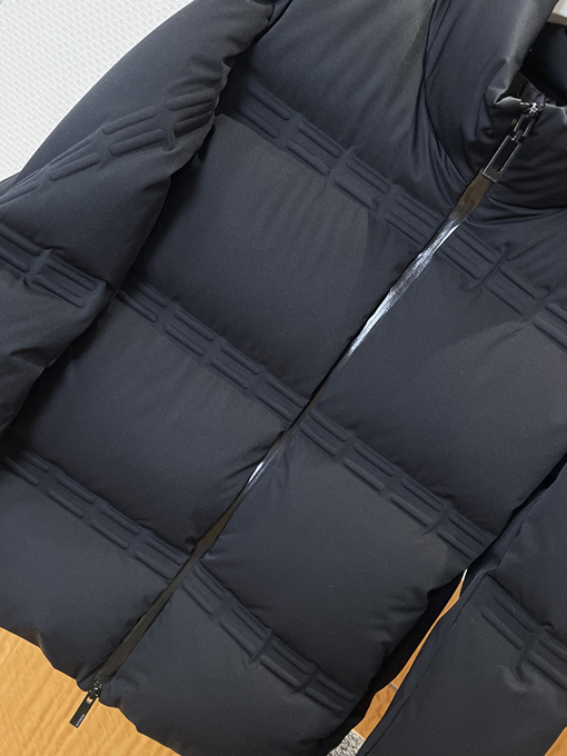 モンクレール レザースリーブパッチエンボススタンドカラーダウンジャケット