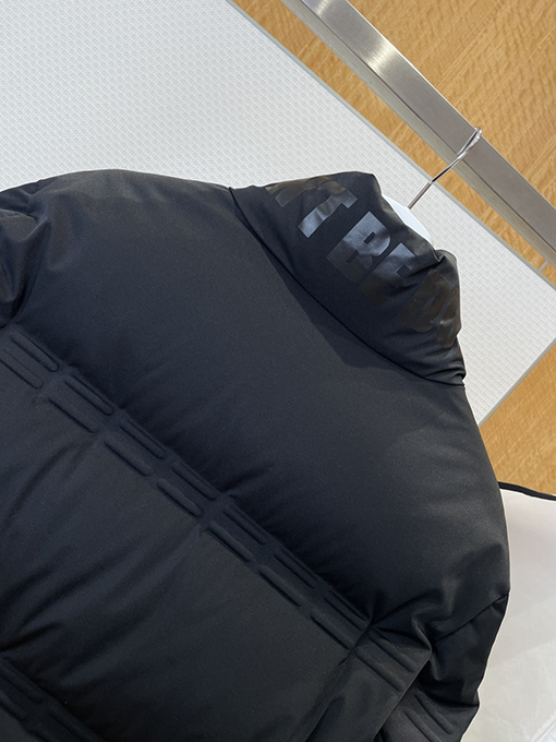 モンクレール レザースリーブパッチエンボススタンドカラーダウンジャケット