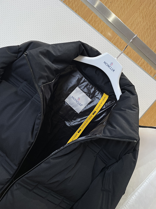 モンクレール レザースリーブパッチエンボススタンドカラーダウンジャケット