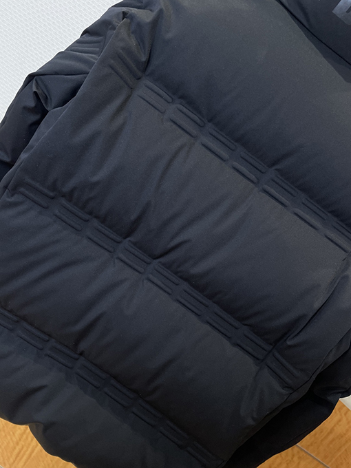 モンクレール レザースリーブパッチエンボススタンドカラーダウンジャケット