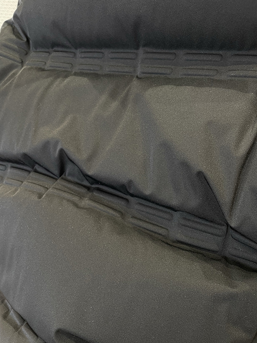 モンクレール レザースリーブパッチエンボススタンドカラーダウンジャケット