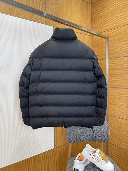 グッチコピー GUCCI 刺繍ロゴスタンドカラーダウンジャケット