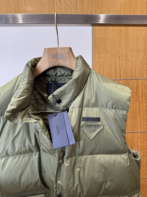 プラダ ファブリック トライアングル ロゴ ダウンベスト