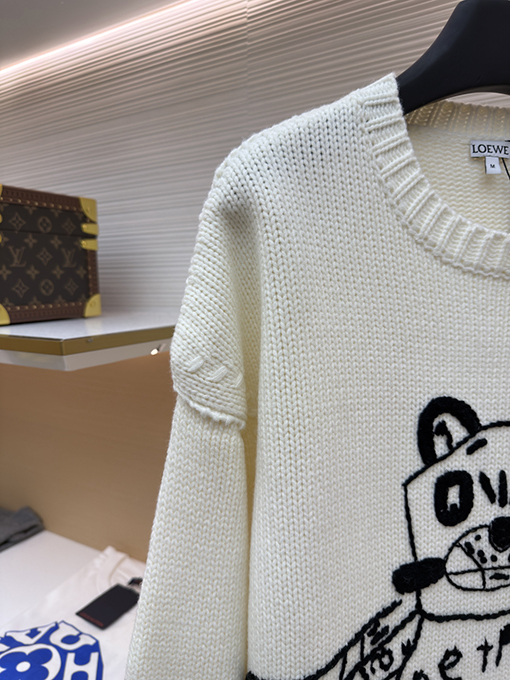 ロエベ 猫をテーマにした刺繍クルーネックセーター