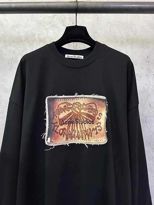 アクネストゥディオズ Acne studio マイクロロゴと蝶のプリントアップリケが付いたレトロスタイルの長袖シャツ