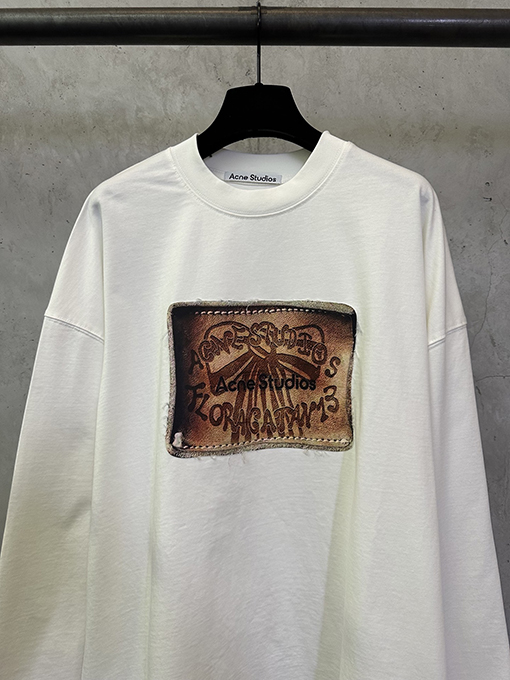 アクネストゥディオズ Acne studio マイクロロゴと蝶のプリントアップリケが付いたレトロスタイルの長袖シャツ