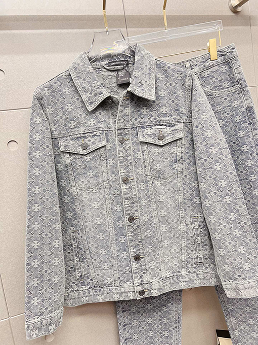 クロムハーツコピー デパートで売られているのと同じスタイルのデニムスーツ