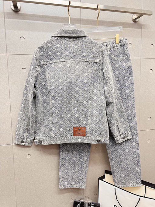 クロムハーツコピー デパートで売られているのと同じスタイルのデニムスーツ