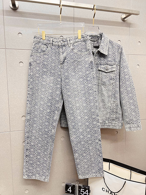 クロムハーツコピー デパートで売られているのと同じスタイルのデニムスーツ