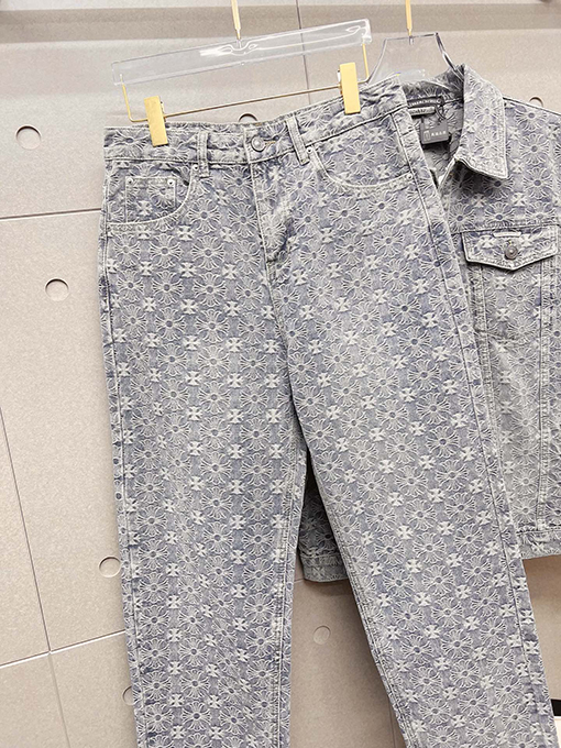 クロムハーツコピー デパートで売られているのと同じスタイルのデニムスーツ