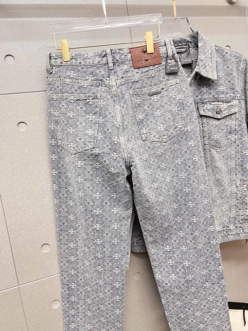 クロムハーツコピー デパートで売られているのと同じスタイルのデニムスーツ