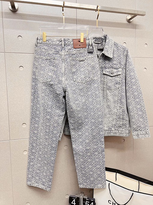 クロムハーツコピー デパートで売られているのと同じスタイルのデニムスーツ