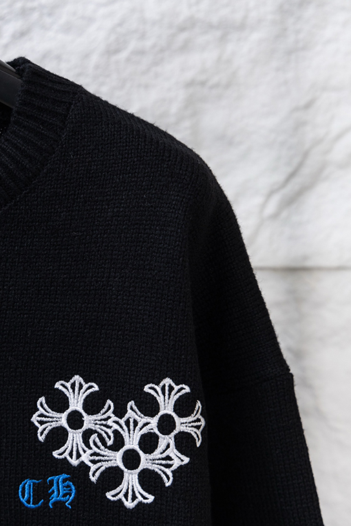 クロムハーツ 刺繍入りラウンドサンスクリットクロスのダメージニットクルーネックセーター