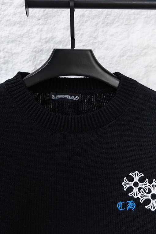 クロムハーツ 刺繍入りラウンドサンスクリットクロスのダメージニットクルーネックセーター