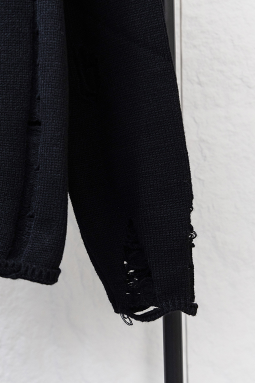 クロムハーツ 刺繍入りラウンドサンスクリットクロスのダメージニットクルーネックセーター