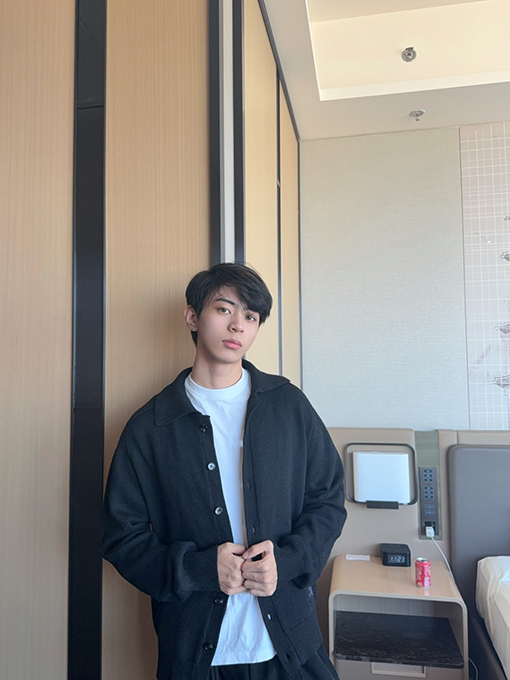 バーバリー 襟付きリブニットカシミヤセーター