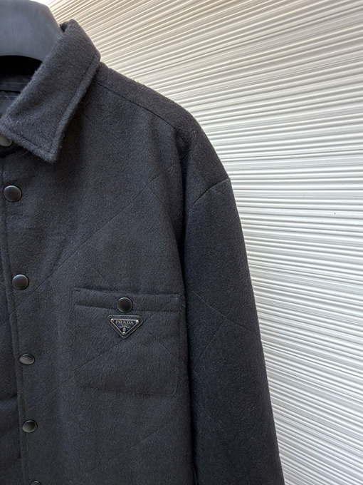 プラダコピー 三角ロゴの襟付きコットンパッド入りジャケット