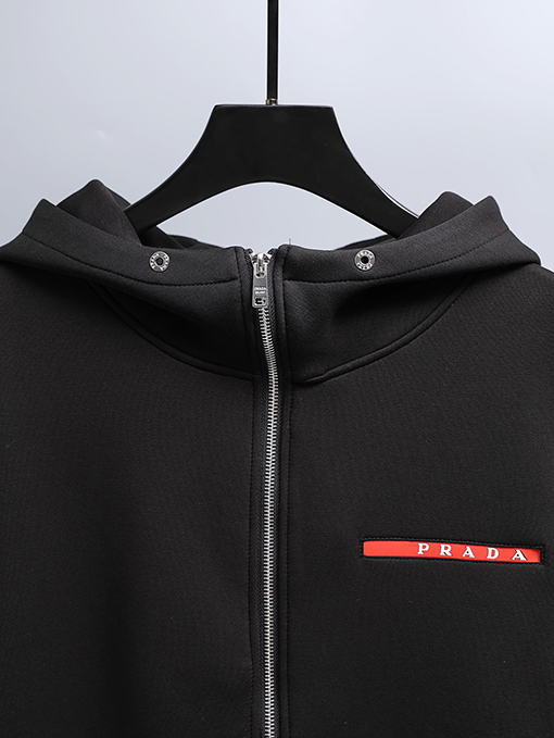 プラダスーパーコピー PRADA 赤いロゴパッチのジップアップフード付きジャケット