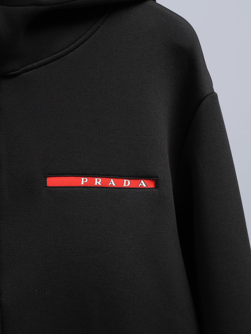 プラダスーパーコピー PRADA 赤いロゴパッチのジップアップフード付きジャケット