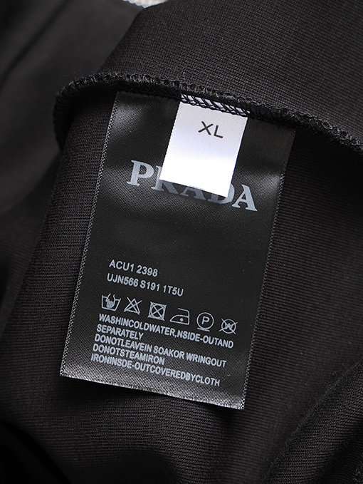 プラダスーパーコピー PRADA 赤いロゴパッチのジップアップフード付きジャケット