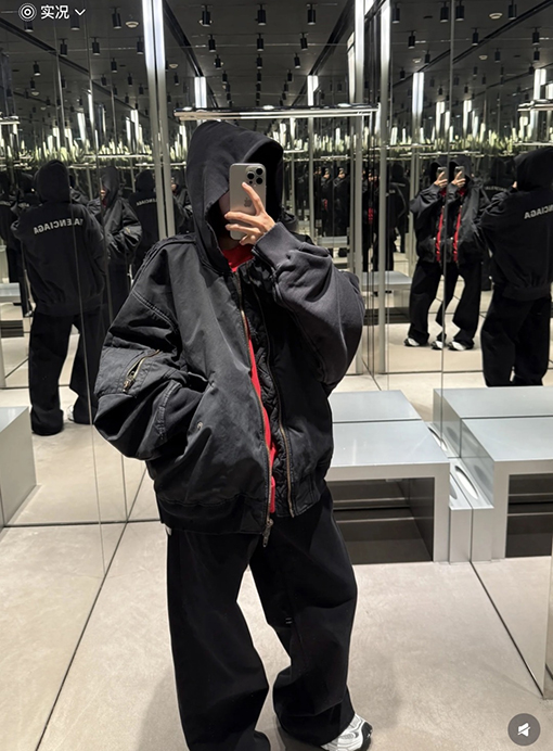 バレンシアガ Balenciaga Bomber フロントとバックのぎがあるクラシックなヘビーデューティーコットンジャケット