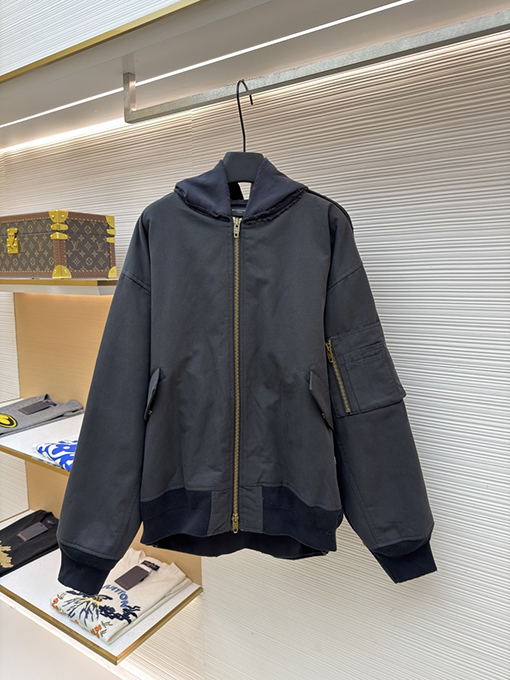 バレンシアガ Balenciaga Bomber フロントとバックのぎがあるクラシックなヘビーデューティーコットンジャケット