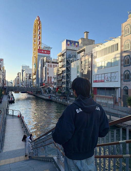 バレンシアガ Balenciaga Bomber フロントとバックのぎがあるクラシックなヘビーデューティーコットンジャケット