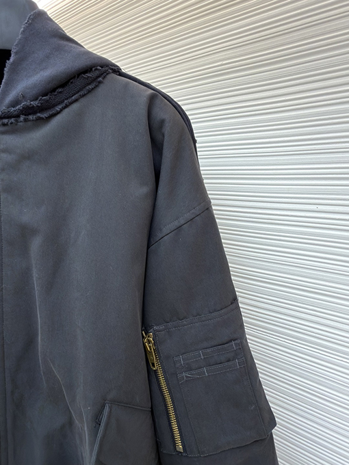 バレンシアガ Balenciaga Bomber フロントとバックのぎがあるクラシックなヘビーデューティーコットンジャケット