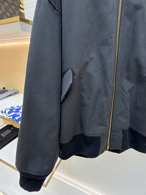 バレンシアガ Balenciaga Bomber フロントとバックのぎがあるクラシックなヘビーデューティーコットンジャケット