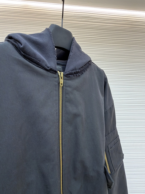 バレンシアガ Balenciaga Bomber フロントとバックのぎがあるクラシックなヘビーデューティーコットンジャケット