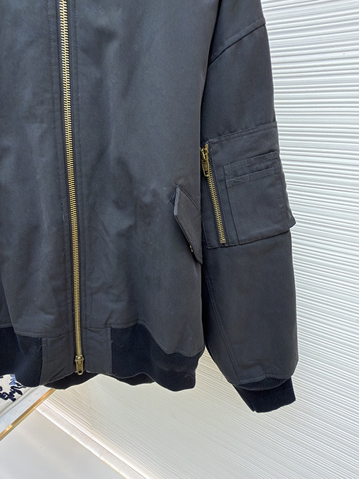 バレンシアガ Balenciaga Bomber フロントとバックのぎがあるクラシックなヘビーデューティーコットンジャケット